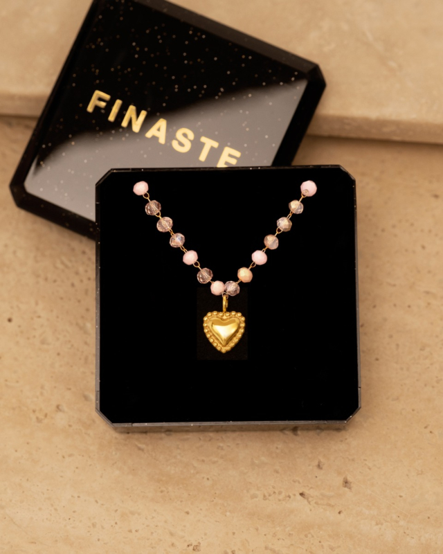 ketting met steentje en gouden hartje in sieradendoosje
