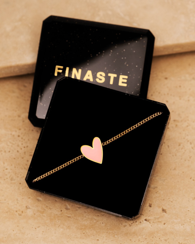 roze hartjes armband in sieradendoosje