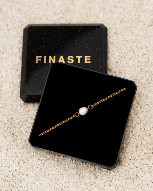 gouden armband met pareltje in sieradendoosje