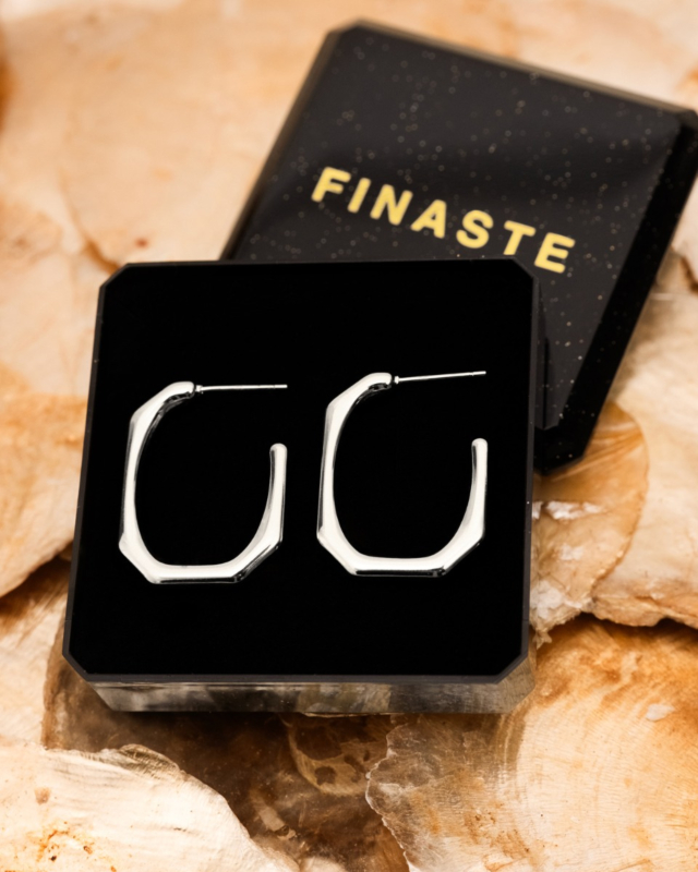 zilveren oorringen in sieradendoosje