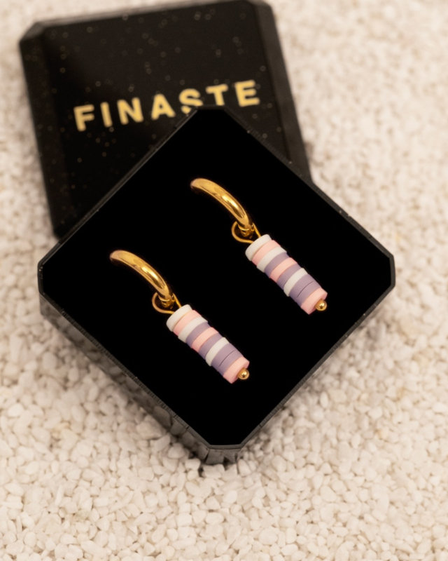 gouden oorbellen met pastel steentjes in sieradendoosje