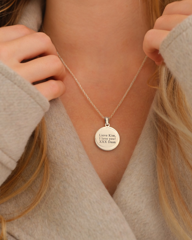 zilveren ketting met gegraveerde tekst