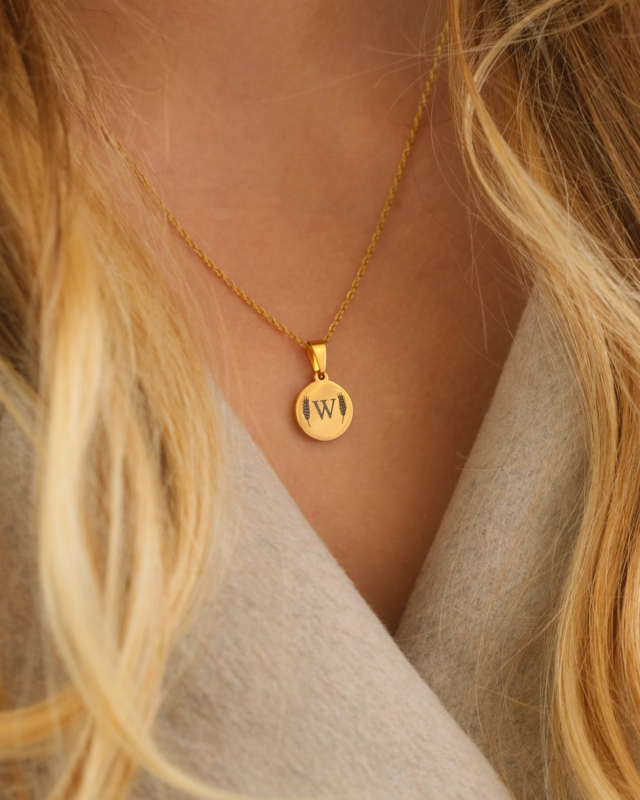 gouden ketting met 1 letter en granen