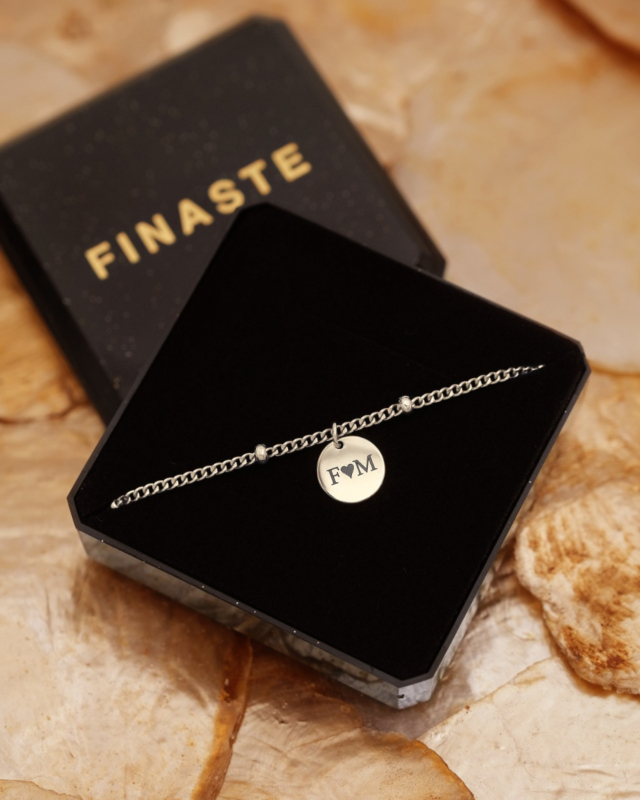 zilveren armband met muntje met initialen in sieradendoosje