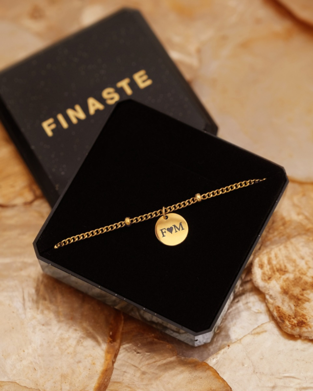 gouden armband met letters in sieradendoosje