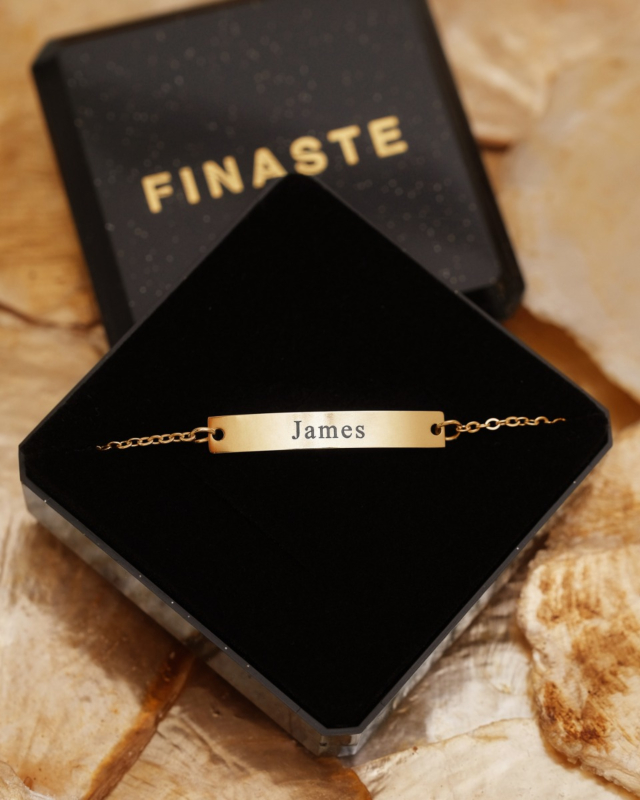 gouden bar armband met naam in sieradendoosje
