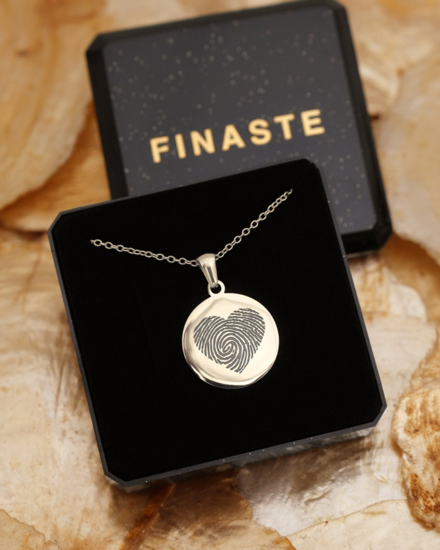 zilveren hartjes ketting met vingerafdrukje in sieradendoosje