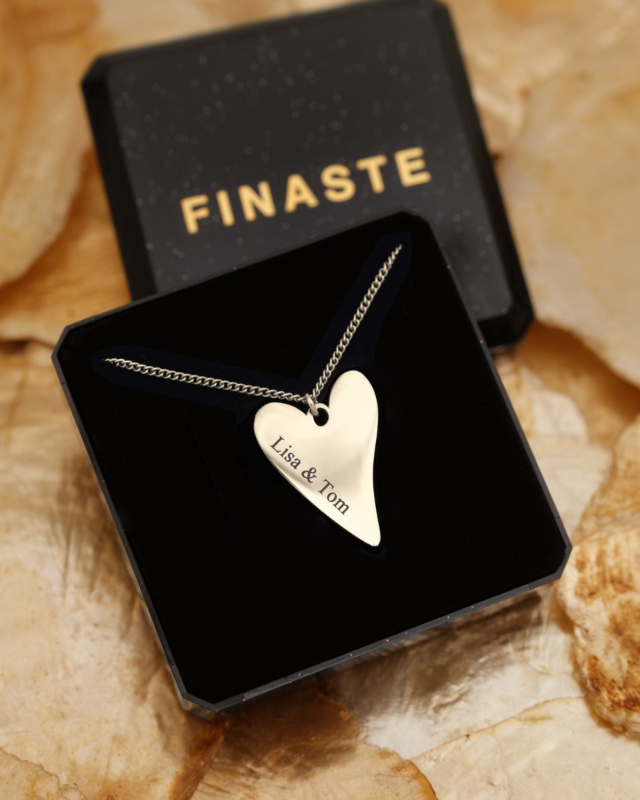 zilveren hartjes ketting met namen in sieradendoosje