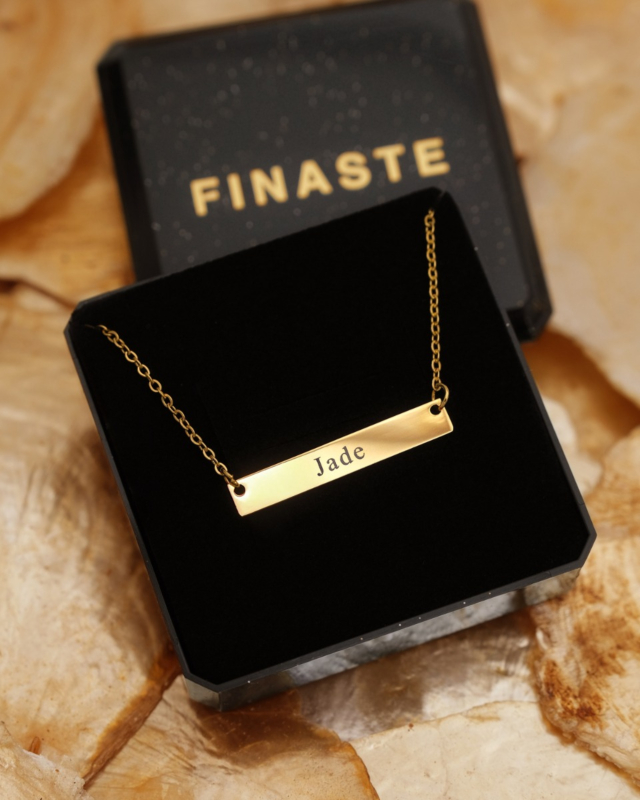 gouden bar ketting met naam in sieradendoosje