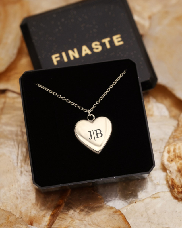 zilveren hartjes ketting met 2 letters in sieradendoosje
