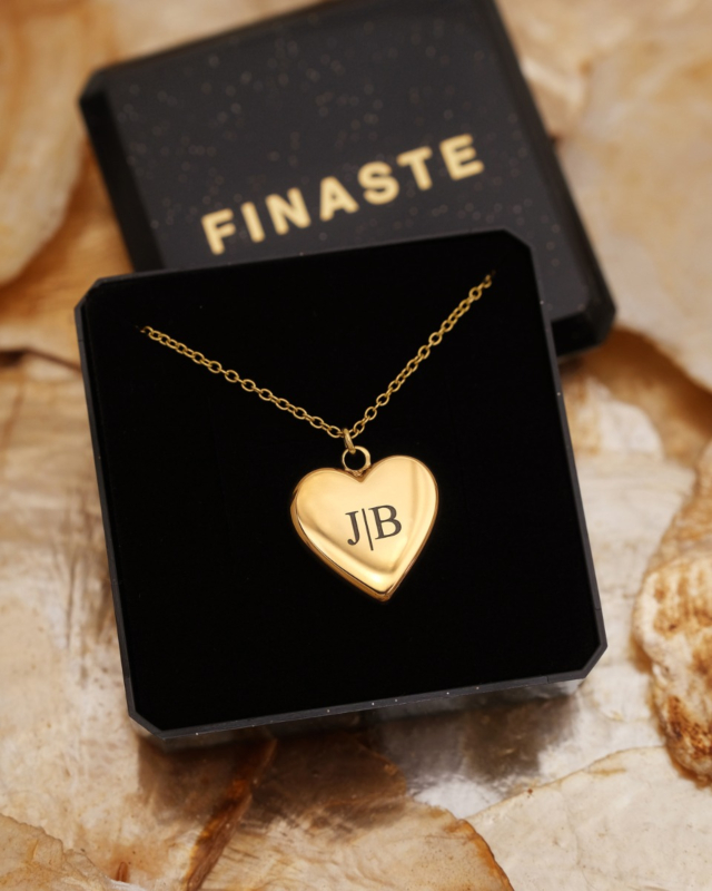 gouden hartjes ketting met 2 letters in sieradendoosje