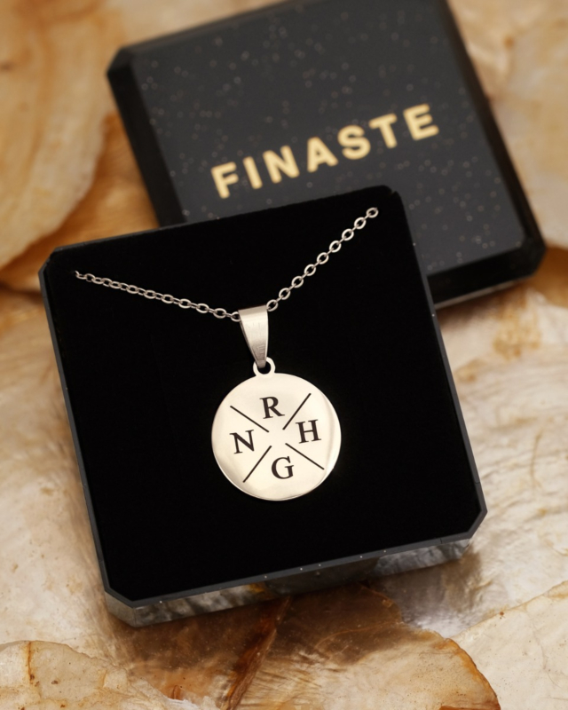 zilveren initialen ketting met 4 letters in sieradendoosje