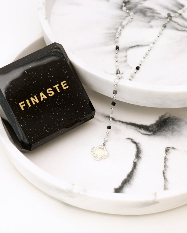 zilvreren ketting met kraaltjes en klavertje met sieradendoosje