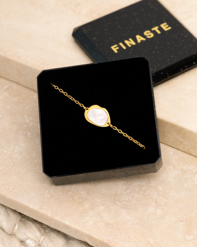 gouden parelmoer armband in sieradendoosje