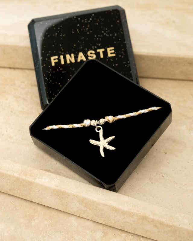 Beige touw armbandje met zeester zilver in sieradendoosje