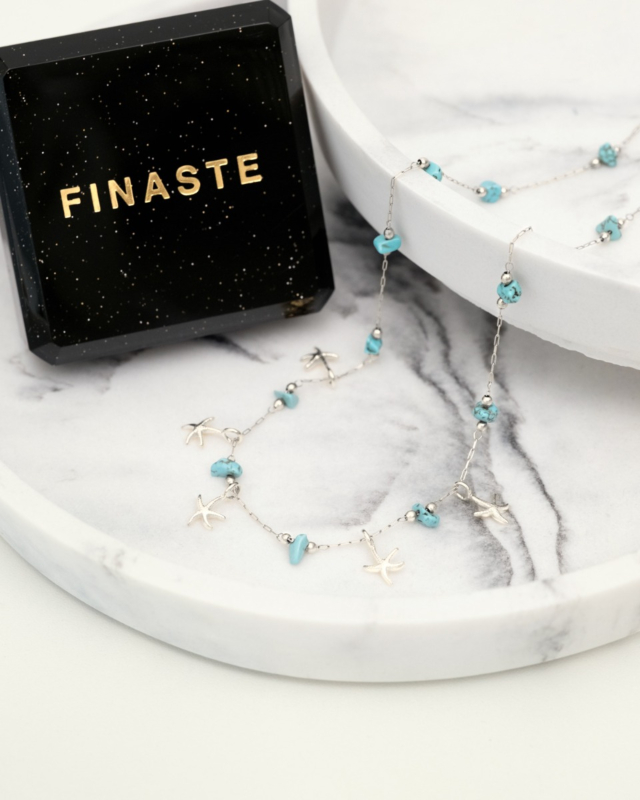 zilveren ketting met turquoise steentjes en bedeltjes met sieradendoosje
