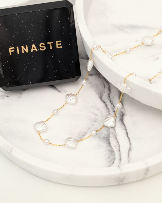 gouden schelpen ketting met pareltjes en sieradendoosje