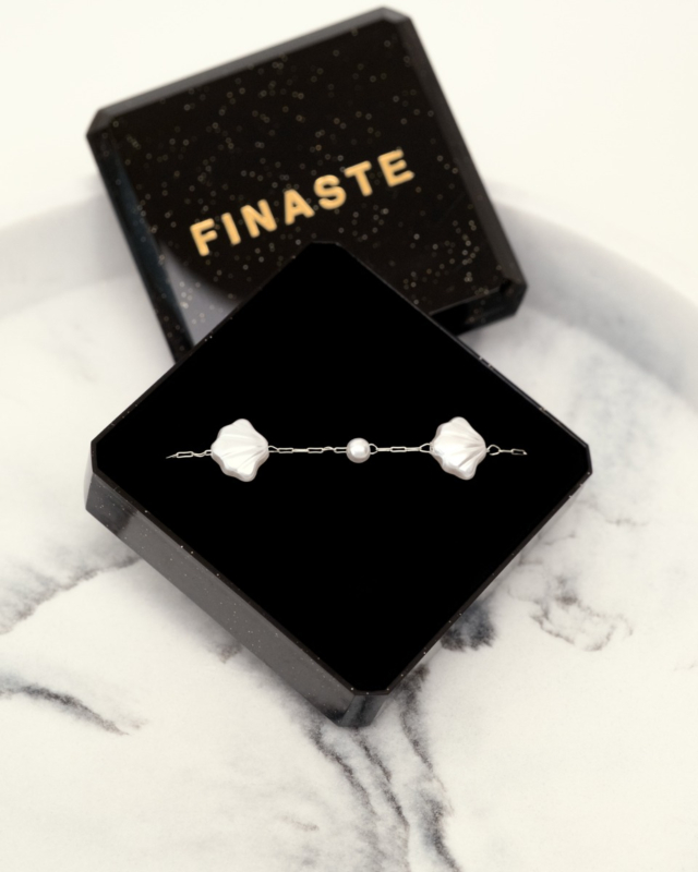 armbandje met schelpjes en pareltjes in sieradendoosje