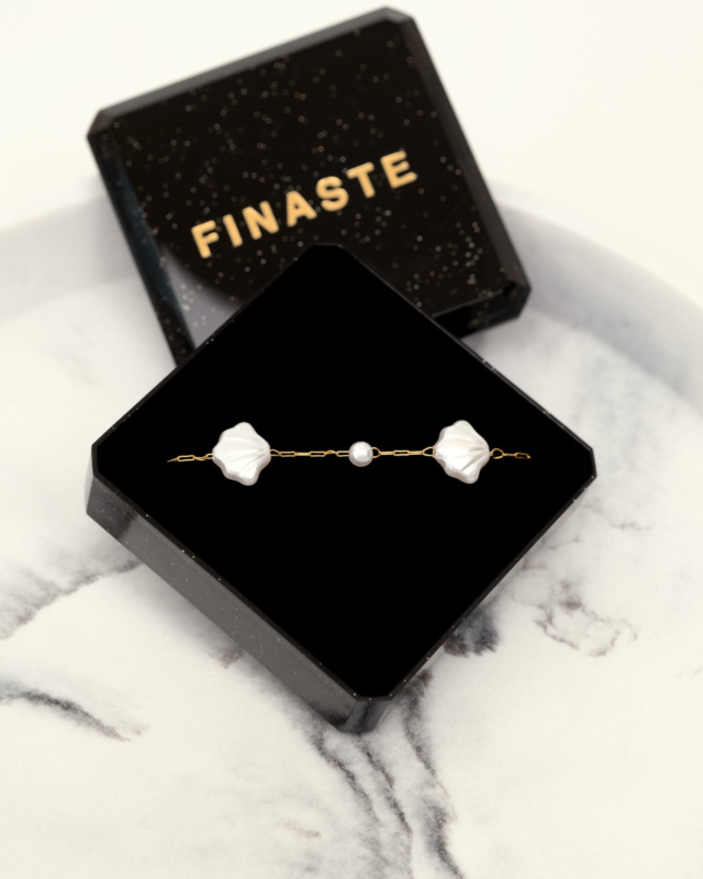 schelpen armbandje in sieradendoosje in de kleur goud