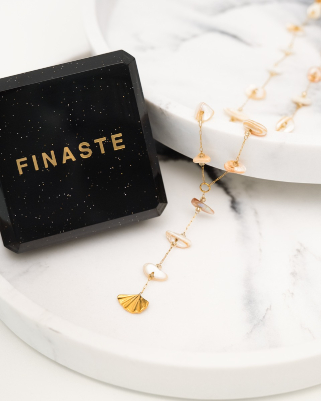 gouden ketting met schelpjes en sieradendoosje