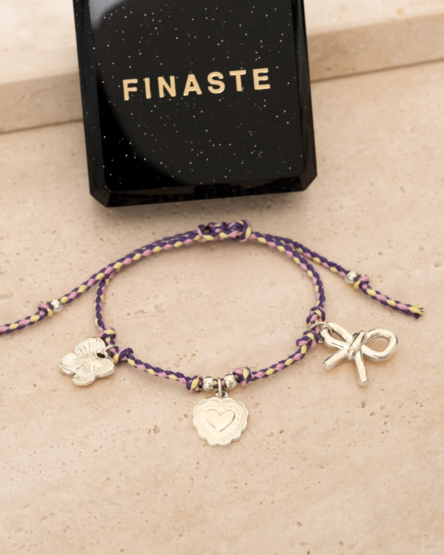 paarse touwtjes armband met zilveren bedeltjes en sieradendoosje