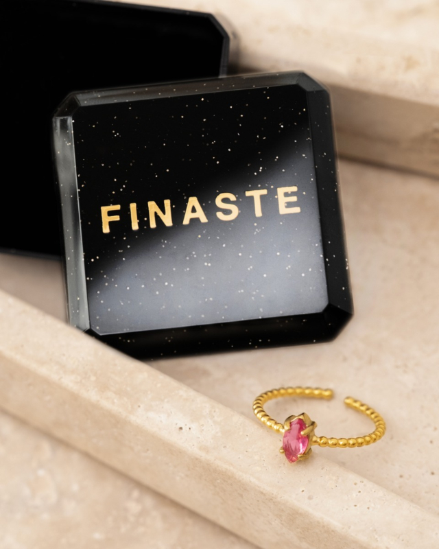 gouden ring met donkerroze steen en sieradendoosje