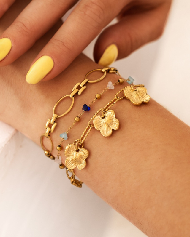 gouden armbanden combinatie met kleurtjes en bloemetjes