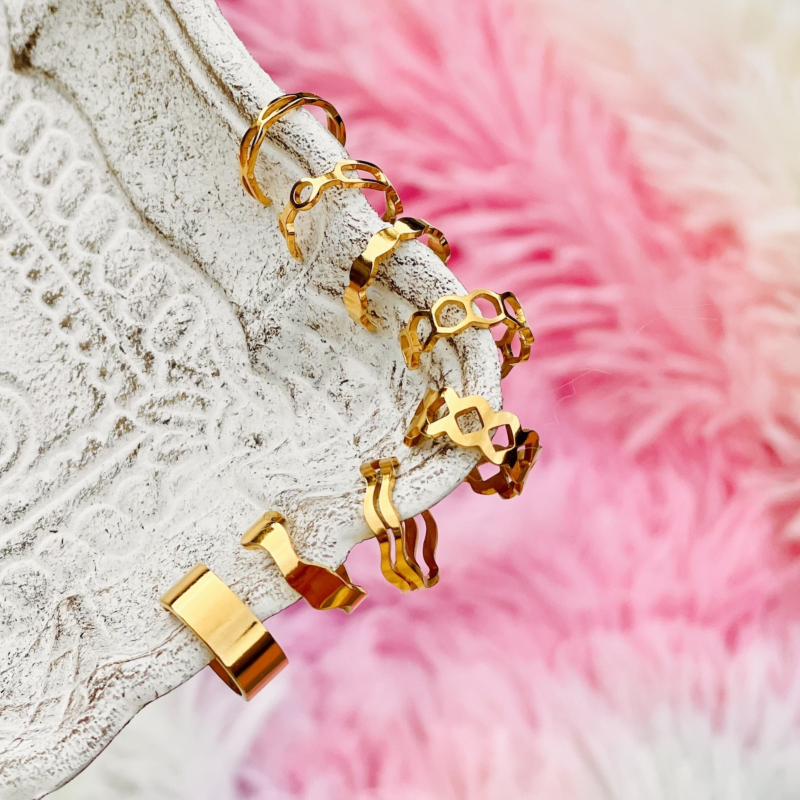 Gouden ear cuffs bij model