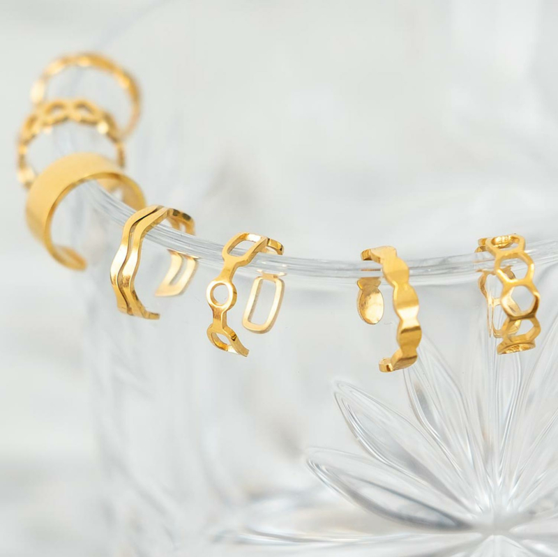Glas met gouden ear cuffs