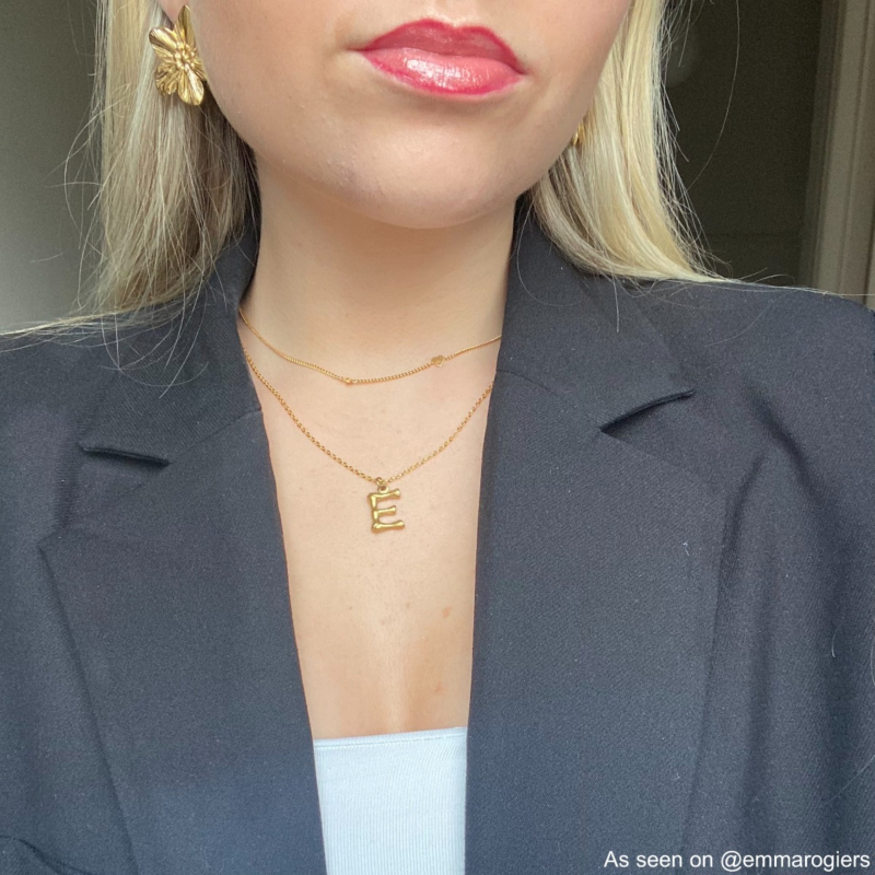 Influencer draagt gouden sieraden 