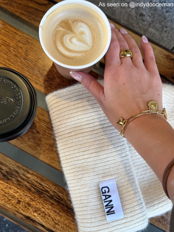 Influencer draagt gouden statement ring 