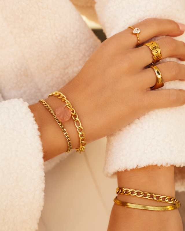 Gouden sieraden look