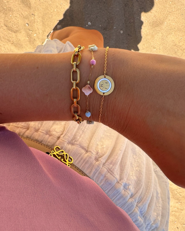 gouden armparty op het strand