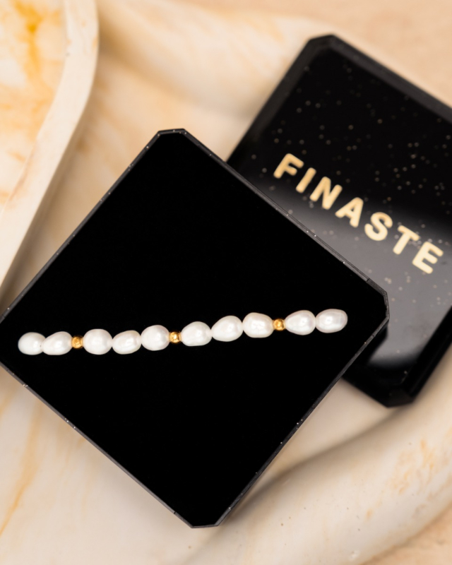 Parel armband met bolletjes met sieradendoosje