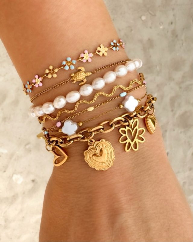 Gouden armparty met pastel kleurtjes