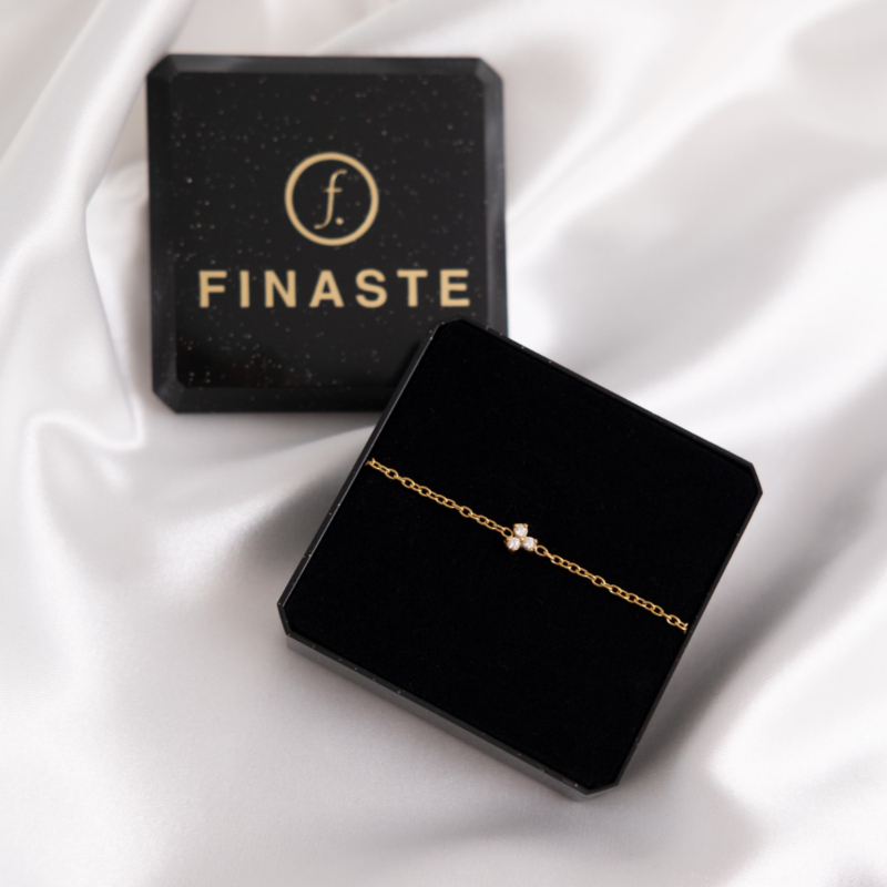 Gouden steentjes armband in sieradendoosje