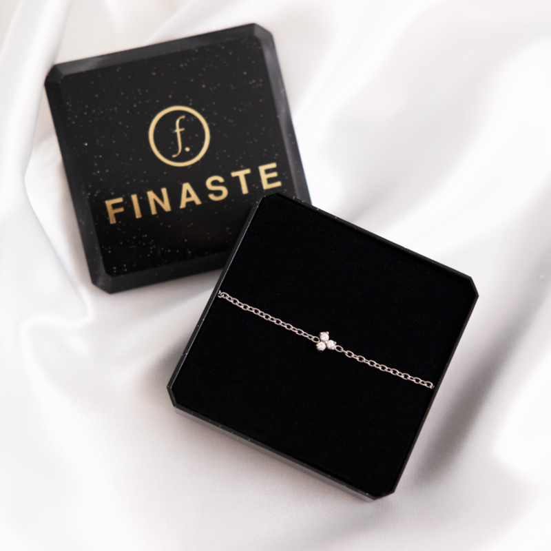 Zilveren steentjes armband in sieradendoosje