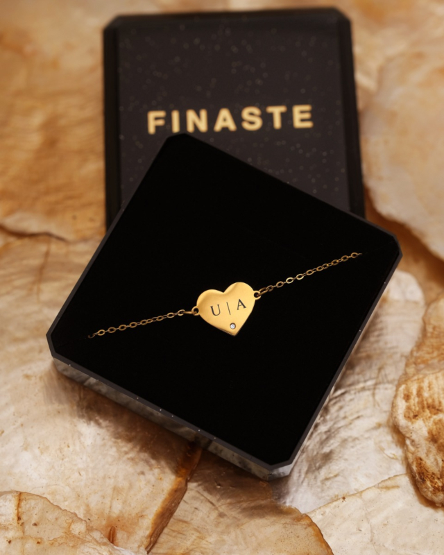 Gouden hartjes armband met initialen en steentje