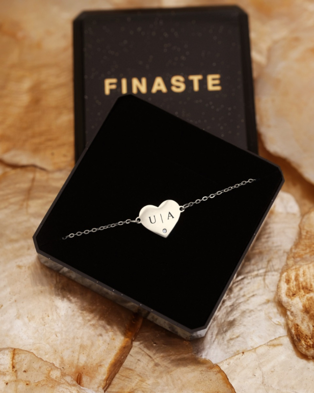 Zilveren hartjes armband met initialen en steentje