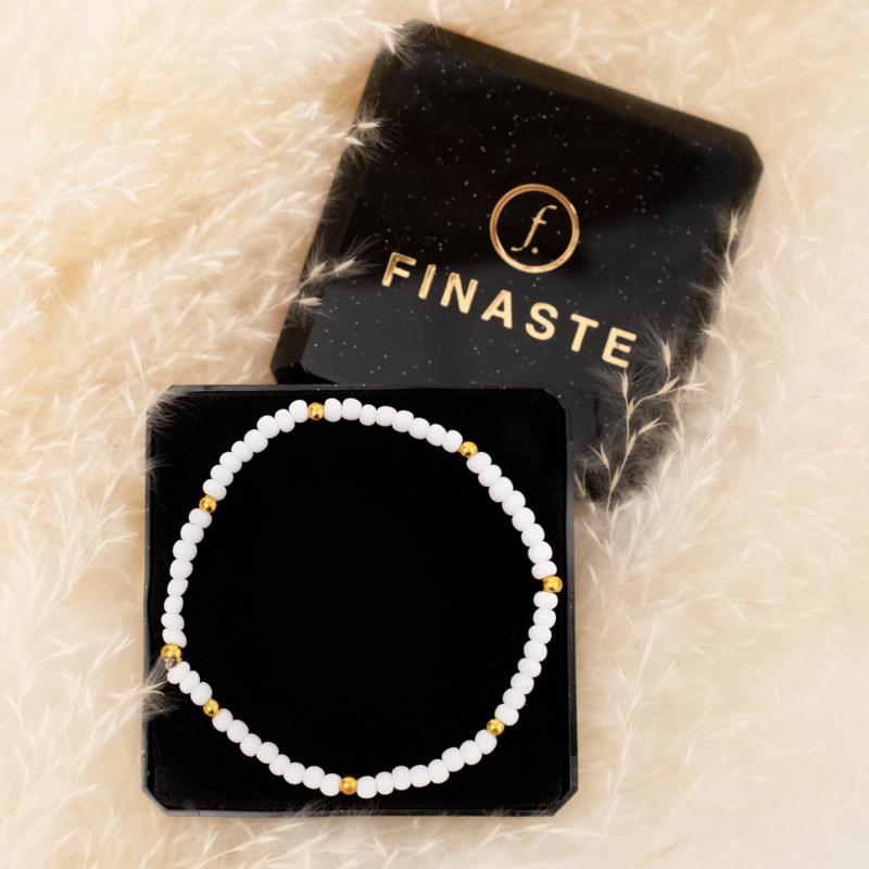 Witte kralen armband in sieradendoosje