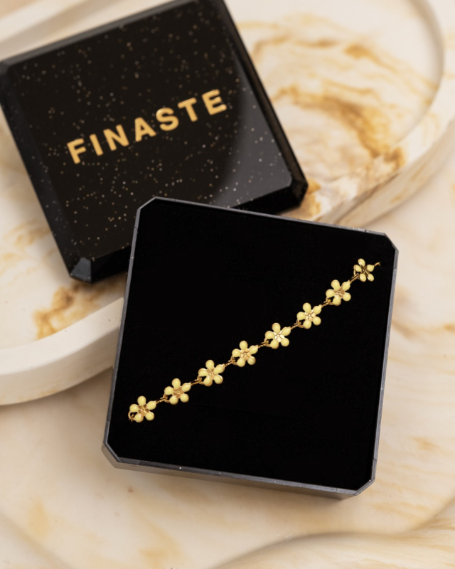 Gele bloemetjes armband goud in sieradendoosje