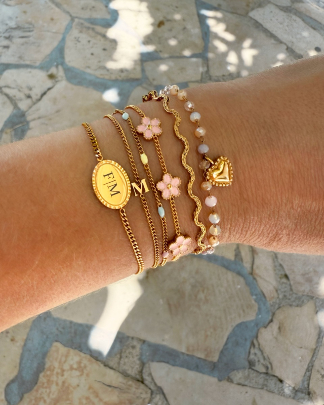 gouden initialen armband met gekleurde armbanden gecombineerd
