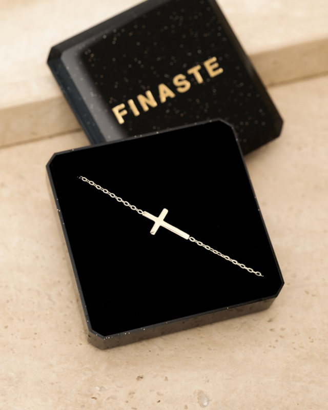 zilveren armbandje met kruisje in sieradendoosje