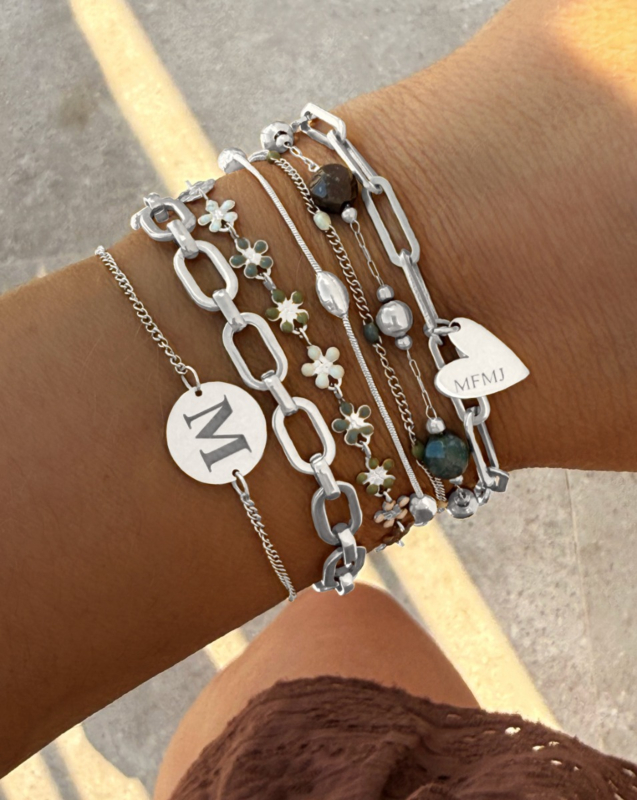 Zilveren armparty met letters