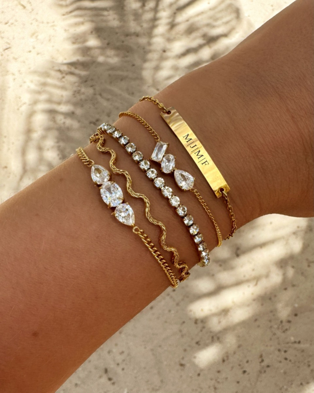Gouden armparty met steentjes en gravering