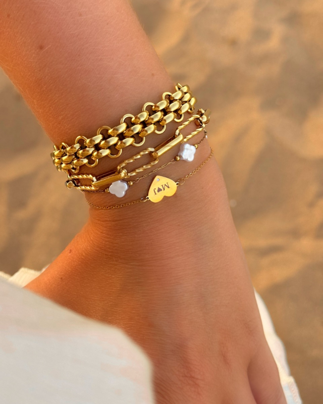 gouden armparty op strand