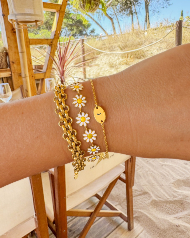 gouden armbanden combinatie in de zomer