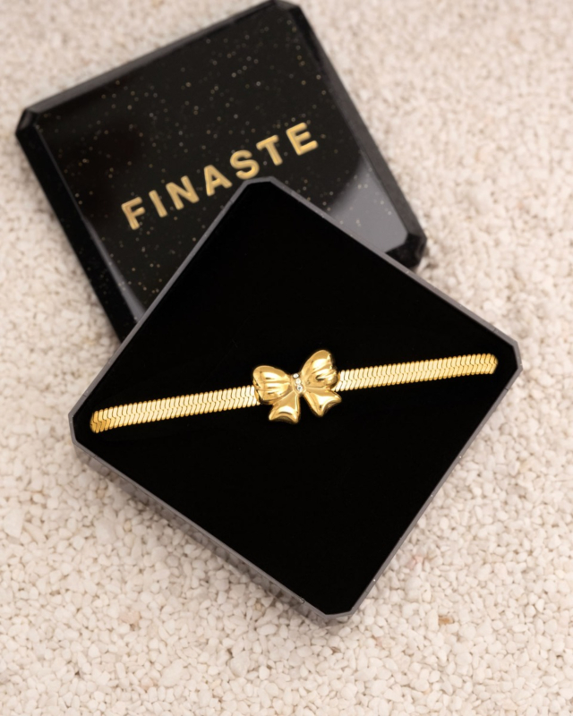 Gouden strikjes armband in sieradendoosje