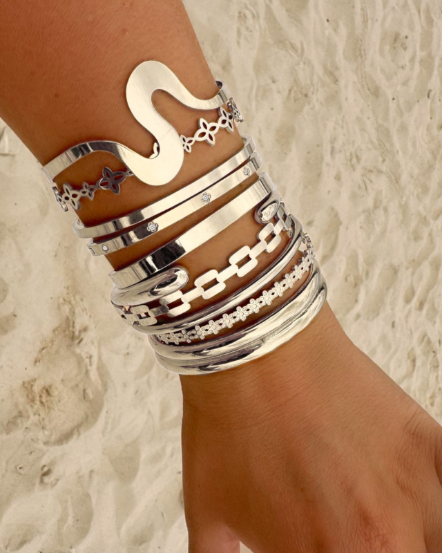 zilveren bangles om arm