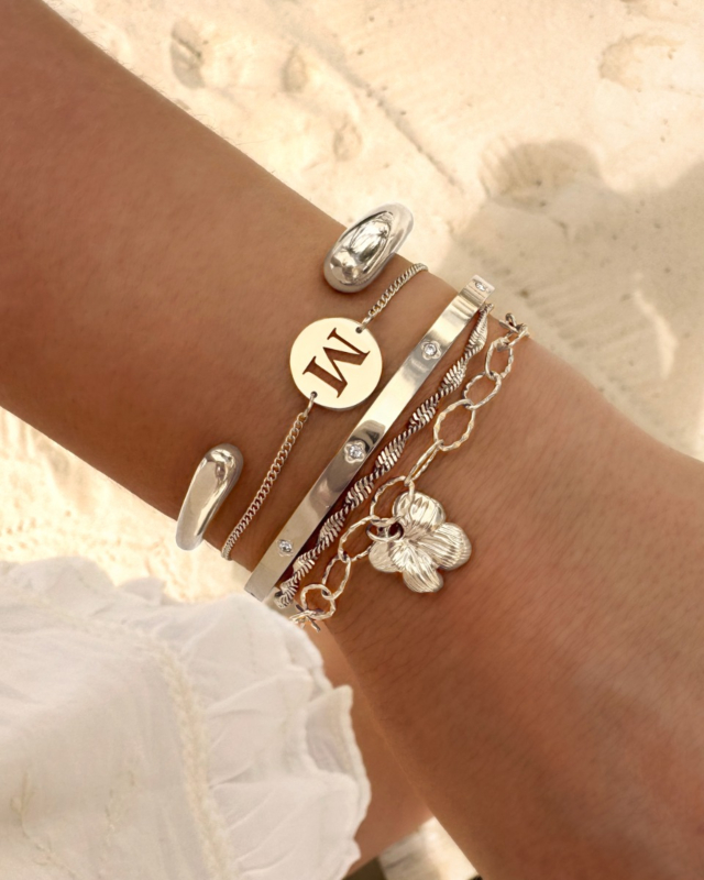 zilveren armbanden combinatie op het strand